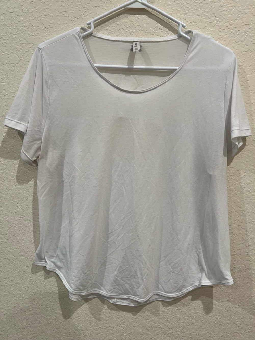 UNDER ARMOUR Classic White Scoop Neck Women's Top